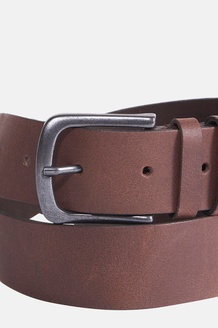 Ceinture marron en cuir de Petrol Industries, avec boucle en métal argenté et trous pour l'ajustement.