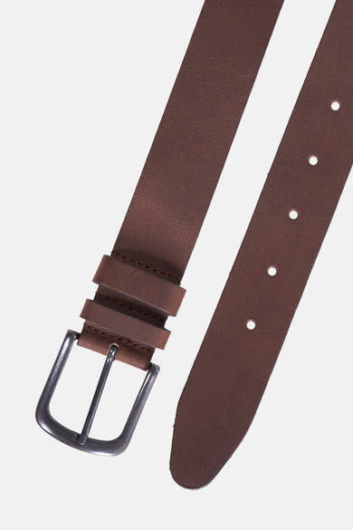 Ceinture marron en cuir de Petrol Industries®, avec boucle en métal argenté et trous de réglage.