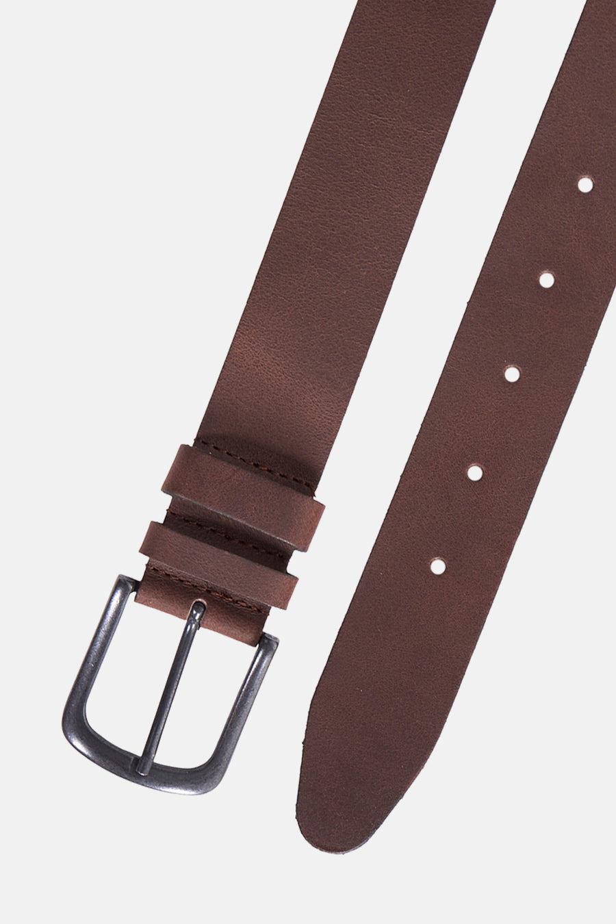 Ceinture marron en cuir de Petrol Industries®, avec boucle en métal argenté et trous de réglage.