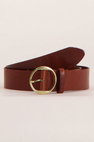 Ceinture marron en cuir, de Legend, avec une boucle ronde dorée et des coutures apparentes.
