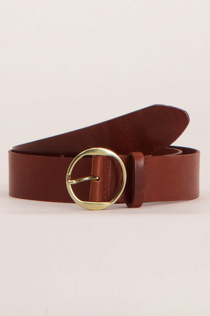 Ceinture marron en cuir, de Legend, avec une boucle ronde dorée et des coutures apparentes.
