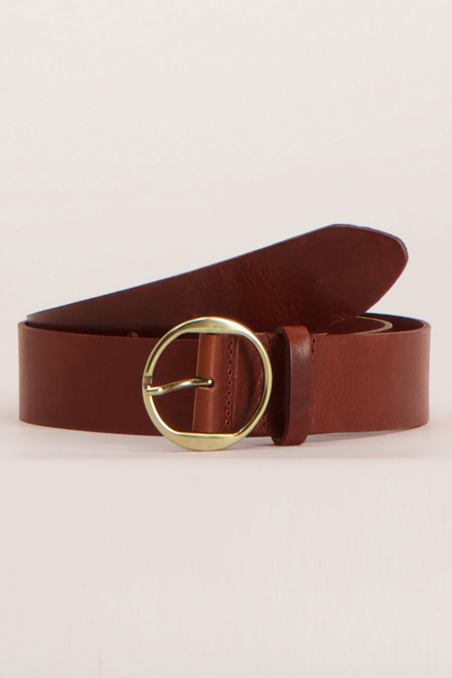 Ceinture marron en cuir, de Legend, avec une boucle ronde dorée et des coutures apparentes.
