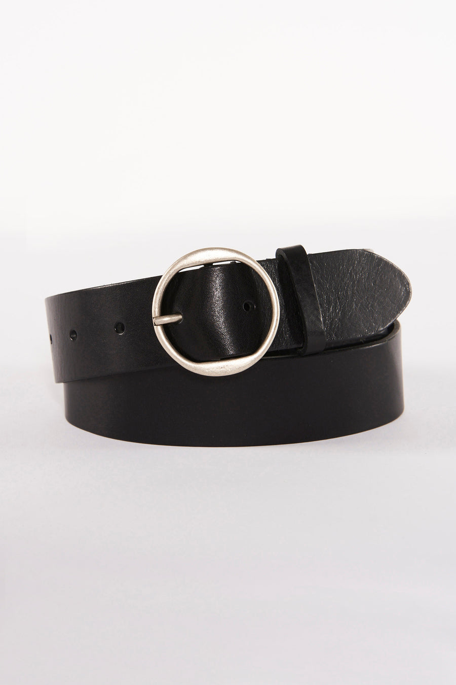 Ceinture noire de Legend, avec boucle ronde argentée.