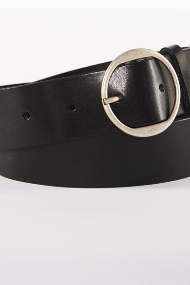 Ceinture noire en cuir de Legend, avec boucle ronde argentée et trous de réglage visibles.