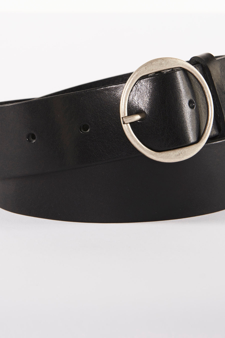 Ceinture noire en cuir de Legend, avec boucle ronde argentée et trous de réglage visibles.