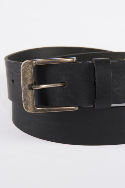 Ceinture noire en cuir de Petrol Industries®, avec boucle argentée vieillie.
