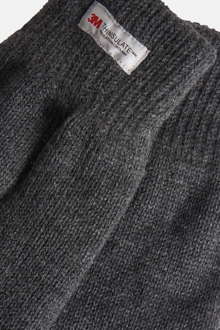 Gants gris en tricot Access® avec étiquette 3M Thinsulate, détail de la texture de la laine.