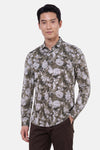 Chemise à manches longues multicolore par DELAHAYE, motif floral blanc sur fond vert olive, vue de face, portée avec pantalon marron