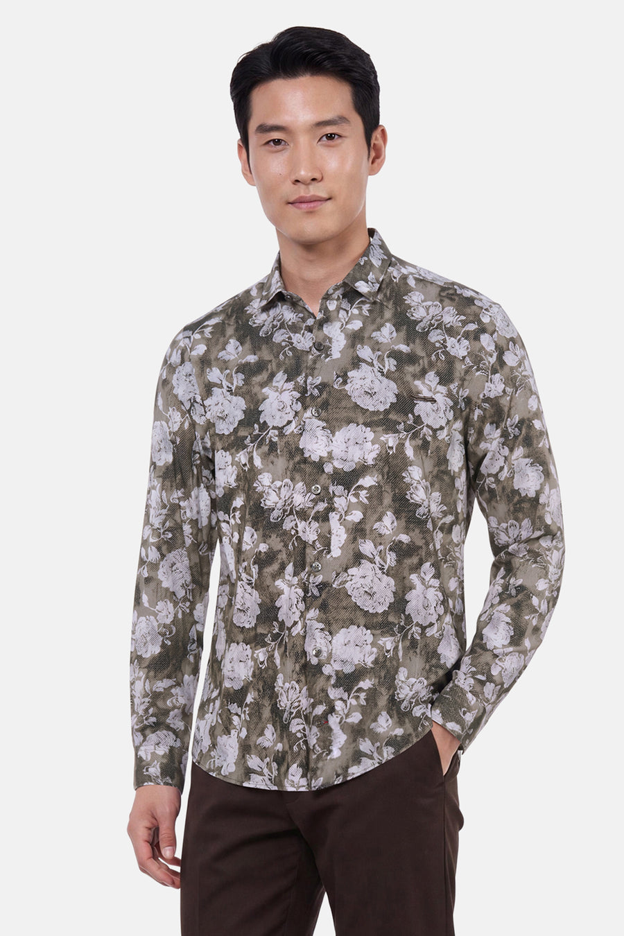 Chemise à manches longues multicolore par DELAHAYE, motif floral blanc sur fond vert olive, vue de face, portée avec pantalon marron