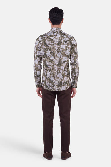 Chemise à manches longues multicolore par DELAHAYE, vue dos, motif floral blanc sur fond vert olive, portée avec pantalon marron foncé