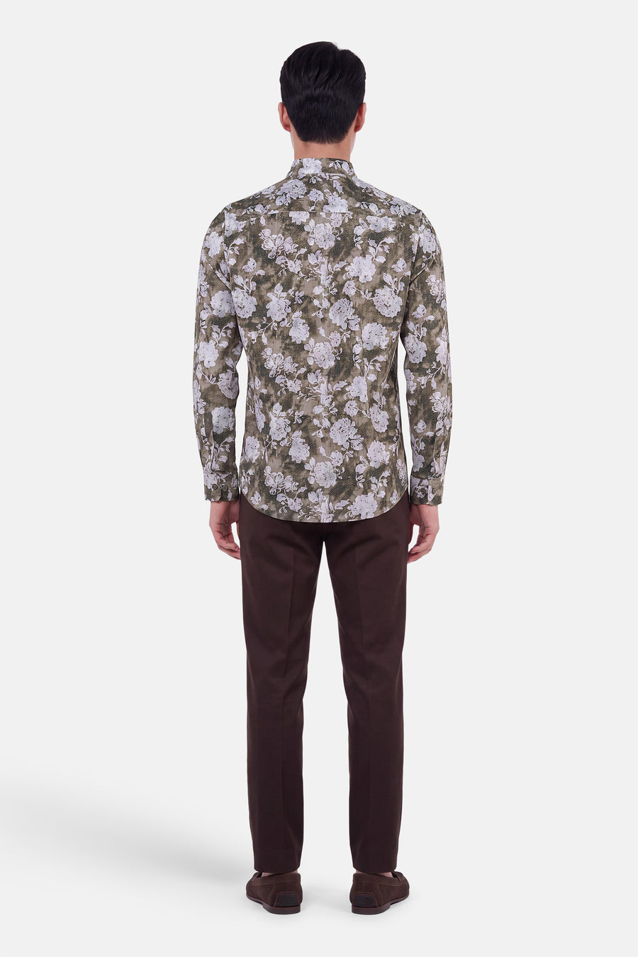 Chemise à manches longues multicolore par DELAHAYE, vue dos, motif floral blanc sur fond vert olive, portée avec pantalon marron foncé