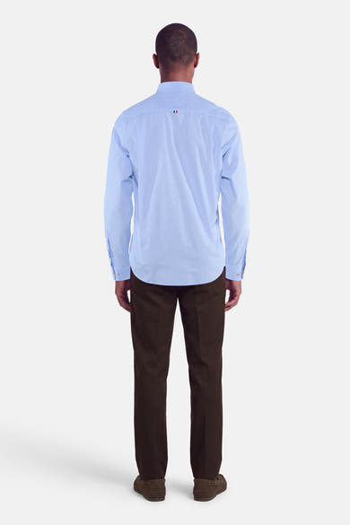 Chemise bleue à manches longues de DELAHAYE, vue dos, avec col classique et poignets boutonnés, portée avec pantalon marron foncé.