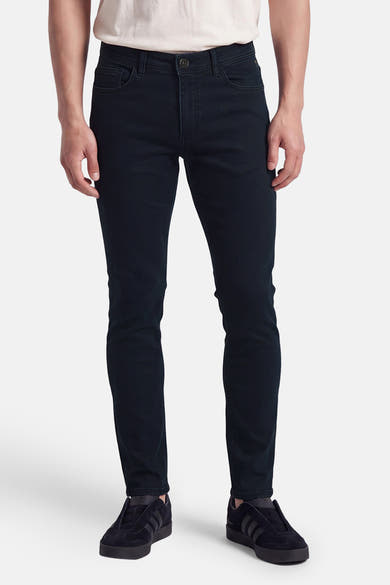 Chino bleu ajusté par DELAHAYE, coupe slim, vue de face, porté avec t-shirt blanc et baskets noires