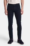 Chino bleu ajusté par DELAHAYE, coupe slim, vue de face, porté avec t-shirt blanc et baskets noires