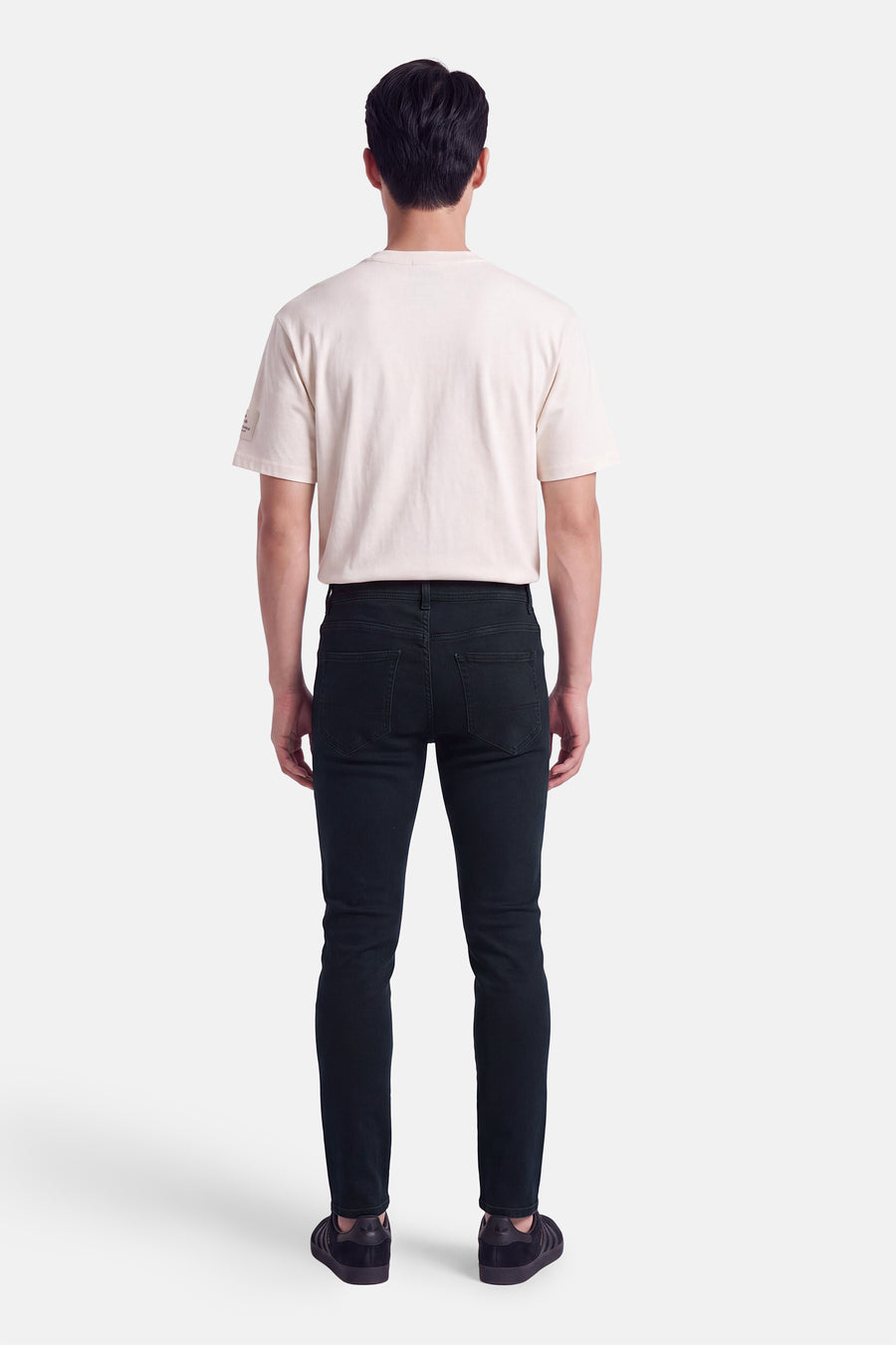 Chino bleu ajusté par DELAHAYE, vue arrière, coupe slim, poches plaquées, porté avec t-shirt blanc et baskets noires