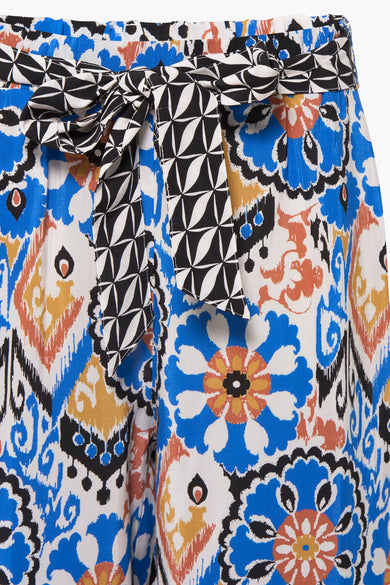 Pantalon 7/8 multicolore de More & More avec motifs floraux, ceinture à nouer à motifs géométriques.
