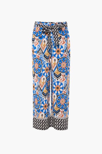 Pantalon chino 7/8 multicolore de More & More, à motifs floraux et ikat, avec ceinture à nouer.
