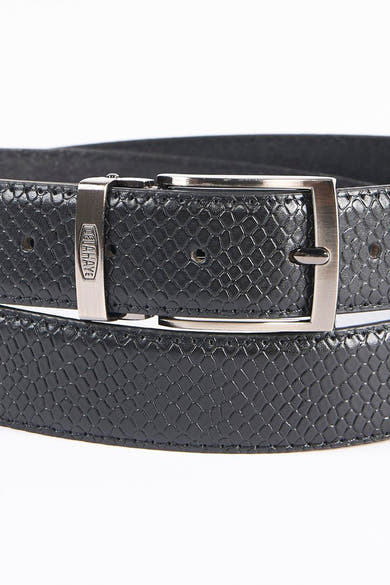 Gros plan sur une ceinture noire DELAHAYE à motif texturé, avec boucle rectangulaire argentée.