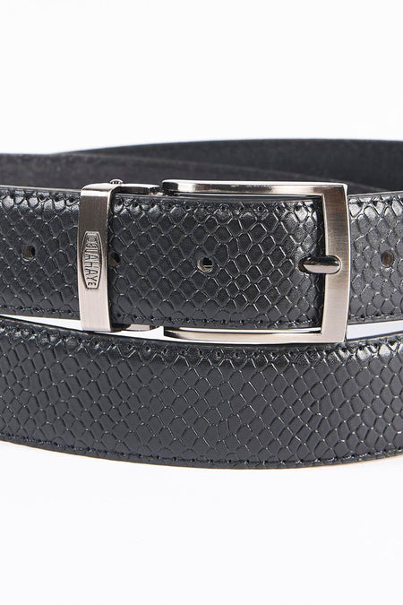 Gros plan sur une ceinture noire DELAHAYE à motif texturé, avec boucle rectangulaire argentée.
