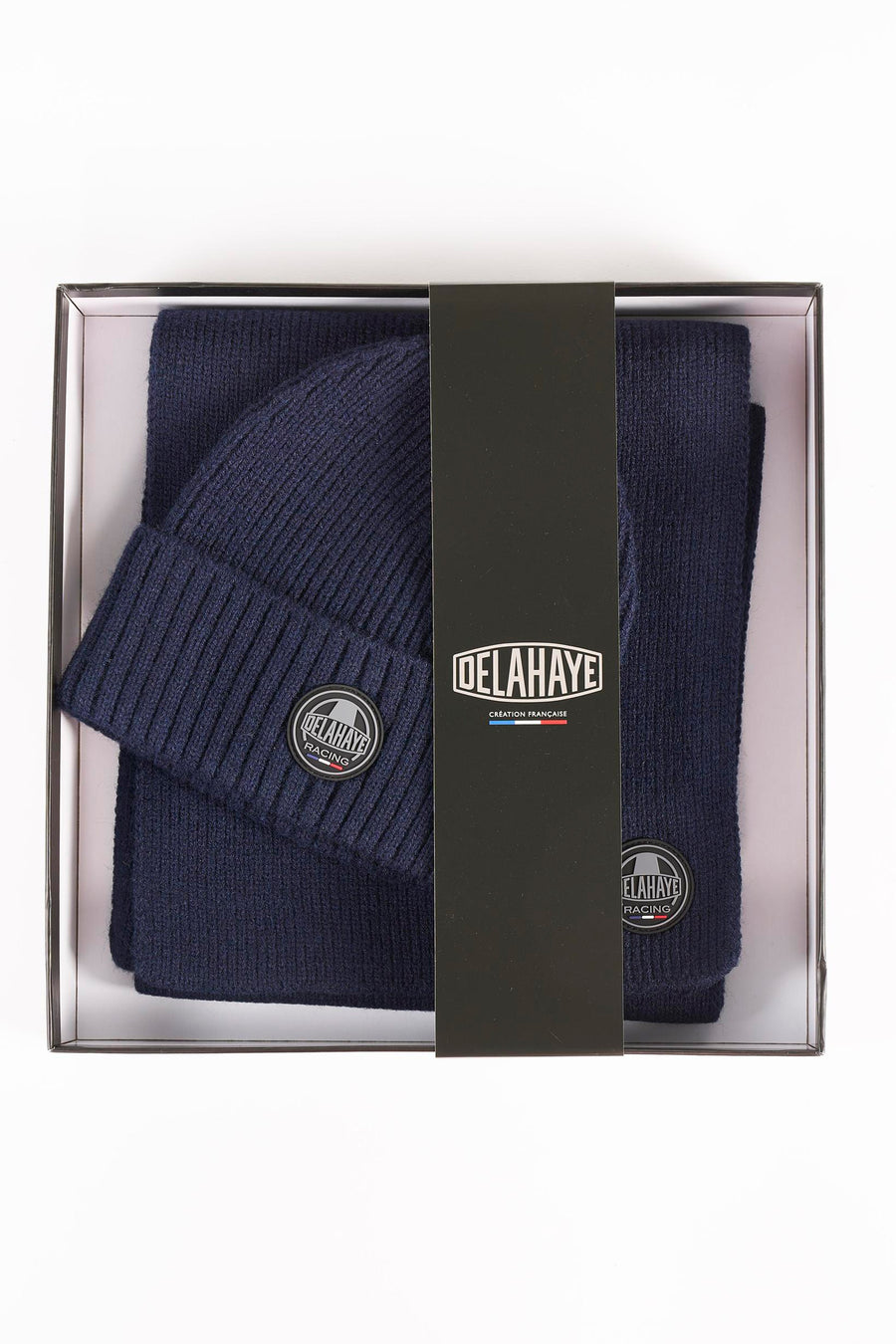 Bonnet bleu marine DELAHAYE en maille côtelée, présenté dans un coffret avec écusson DELAHAYE RACING