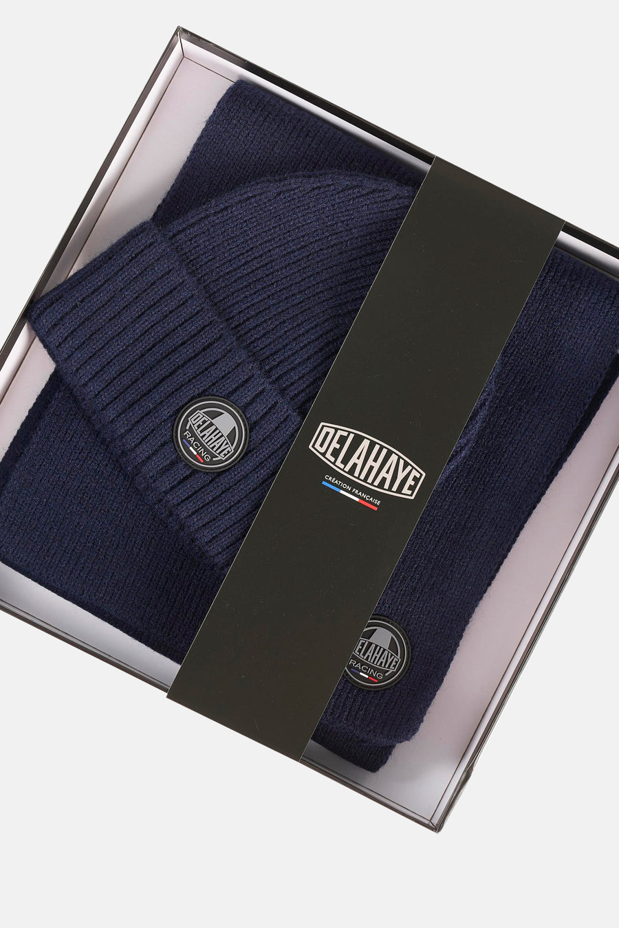 Bonnet bleu marine DELAHAYE à motif côtelé, présenté dans une boîte avec étiquette et écussons DELAHAYE Racing.