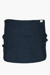 Cache-cou bleu en maille côtelée de Barts, avec une étiquette de marque visible.