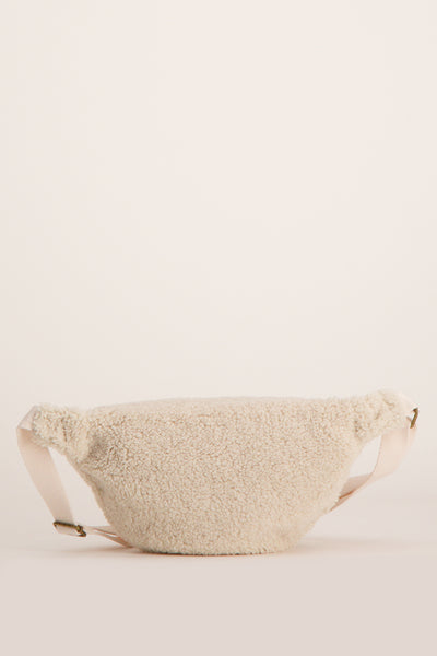 Sac à bandoulière écru de BARTS, en fausse fourrure bouclée avec une bandoulière réglable couleur crème.
