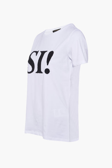 T-shirt blanc à manches courtes de MORE & MORE, avec inscription "SI!" en noir texturé sur le devant.