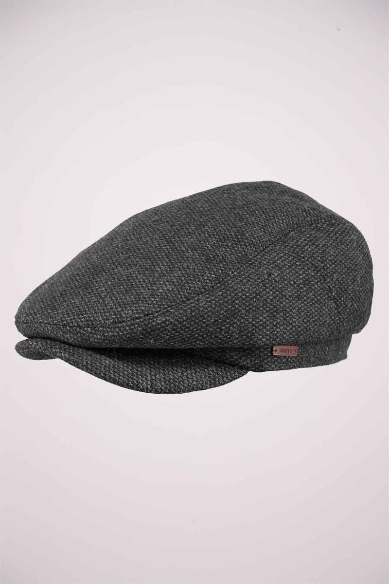 Grey textured flat cap by GANT, side view with brown leather brand tag, wool-like material, classic newsboy style