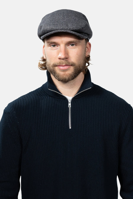 Casquette BARTS bleu foncé à visière portée par un homme