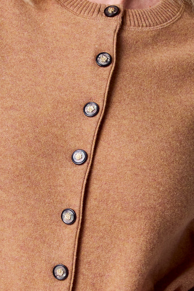 Bruin vest van TERRE BLEUE met decoratieve gouden en zwarte knopen op een getextureerd breisel.