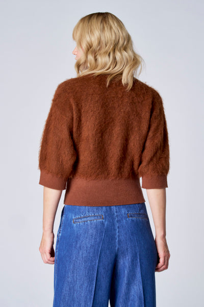 Pull marron duveteux de TERRE BLEUE, vu de dos, porté avec un pantalon bleu taille haute.