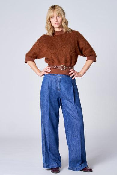 Pull brun du TERRE BLEUE en maille duveteuse, porté avec un pantalon taille haute et une ceinture marron.