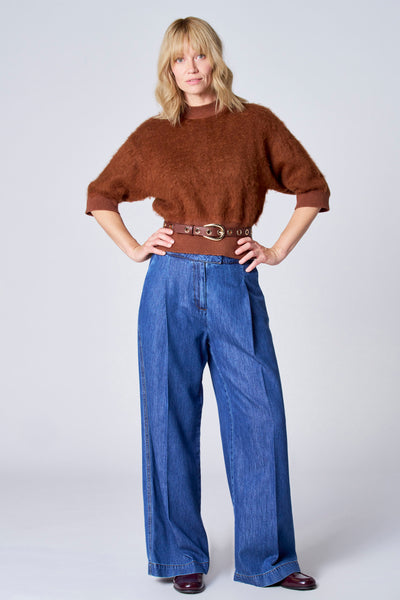 Pull brun du TERRE BLEUE en maille duveteuse, porté avec un pantalon taille haute et une ceinture marron.