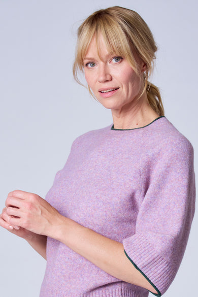 Pull violet de TERRE BLEUE avec manches trois-quarts et bordure verte, porté par une femme blonde.