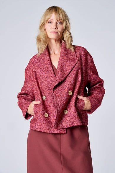 Veste courte rouge de TERRE BLEUE avec texture chinée, boutons décoratifs et poches insérées.