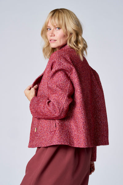 Veste courte rouge de TERRE BLEUE en tweed avec un bouton et une doublure ton sur ton.