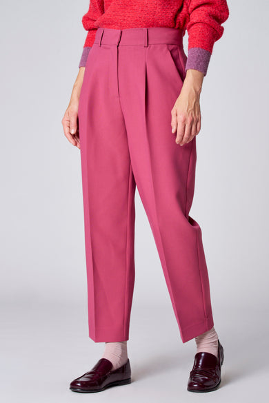 Short rose de TERRE BLEUE, porté avec un pull rouge et des mocassins bordeaux.