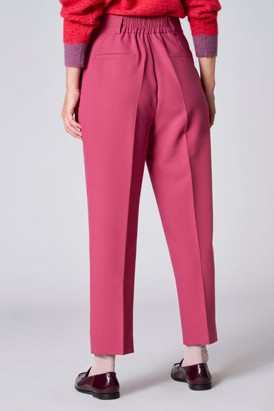 Pantalon rose de TERRE BLEUE, taille élastique, porté avec un pull rouge et des chaussures bordeaux.