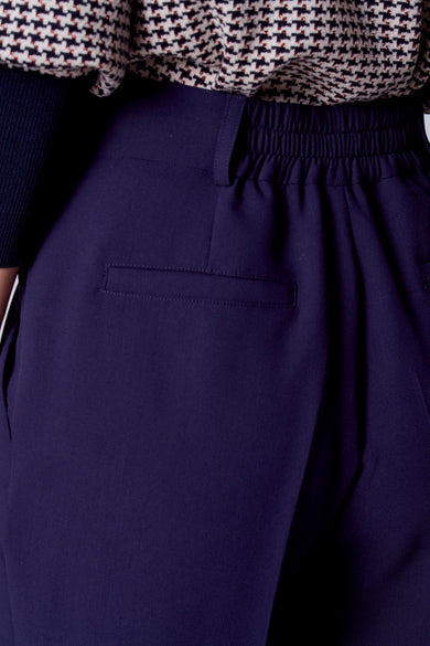 Short bleu TERRE BLEUE avec taille élastique, poche arrière passepoilée et détails de couture ton sur ton.