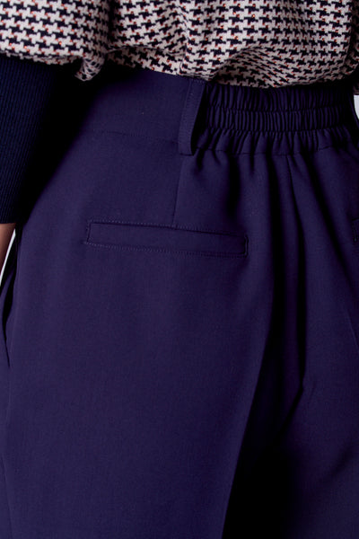Short bleu TERRE BLEUE avec taille élastique, poche arrière passepoilée et détails de couture ton sur ton.