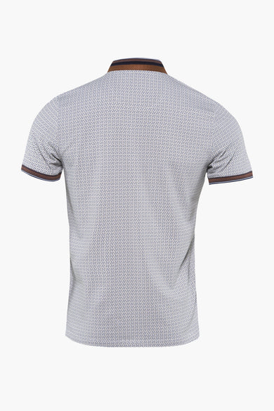 Polo à manches courtes blanc de DELAHAYE, avec motif géométrique et finitions marron au col et aux manches.