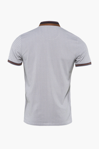 Polo à manches courtes blanc de DELAHAYE, avec motif géométrique et finitions marron au col et aux manches.