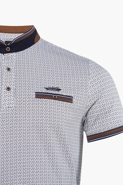 Polo à manches courtes blanc de DELAHAYE avec motif géométrique et bordures marron.