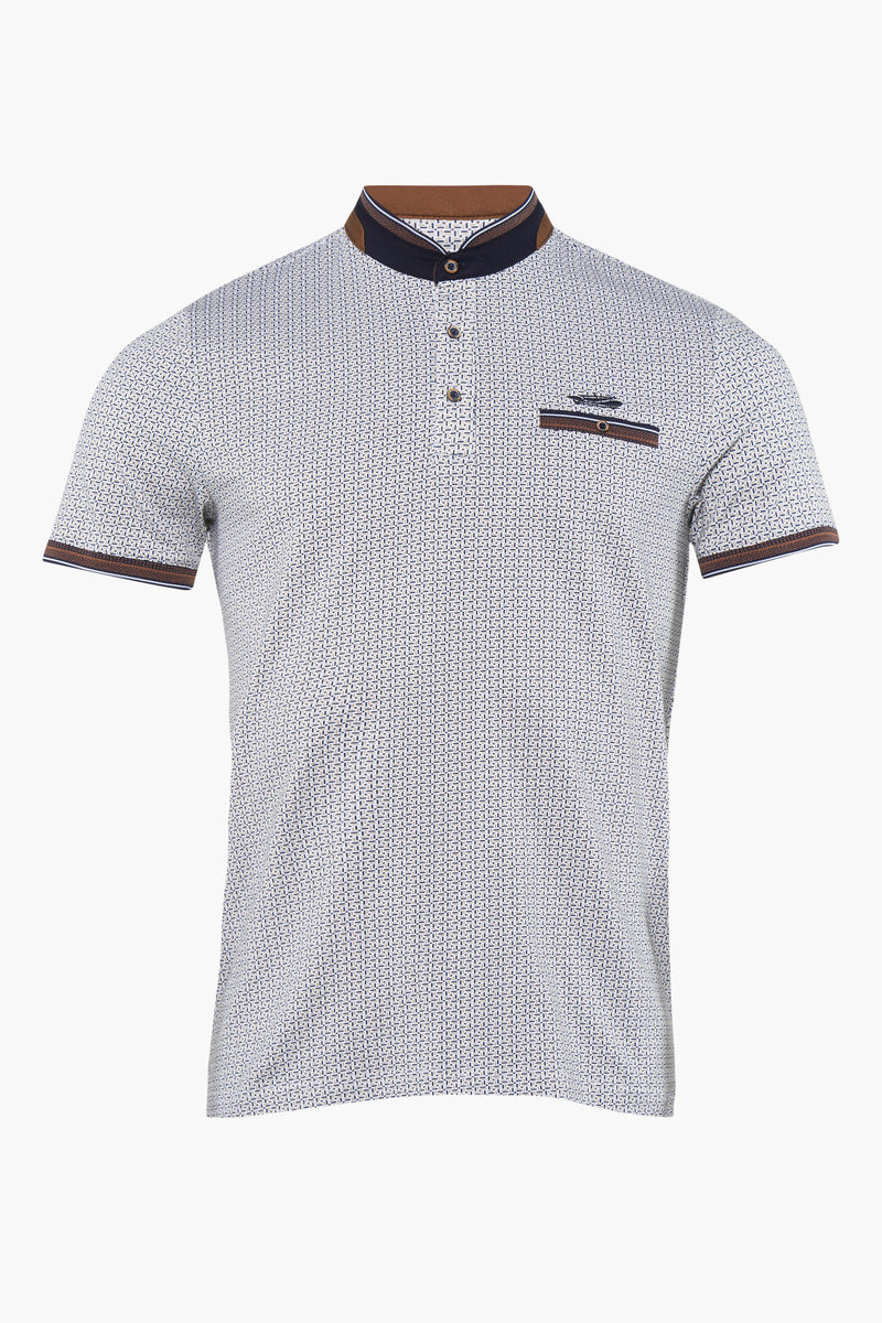 Polo à manches courtes blanc à motifs géométriques de DELAHAYE, avec col officier et finitions marron et bleu marine.
