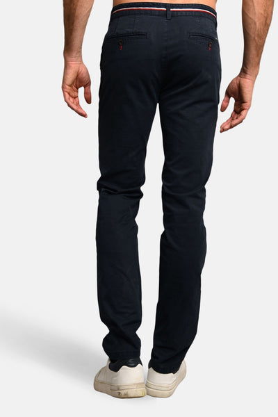 Donkerblauwe broek van DELAHAYE, slim fit, met rode details aan de tailleband en achterzakken.