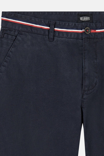 Pantalon bleu marine de DELAHAYE avec ceinture rayée et poche oblique.