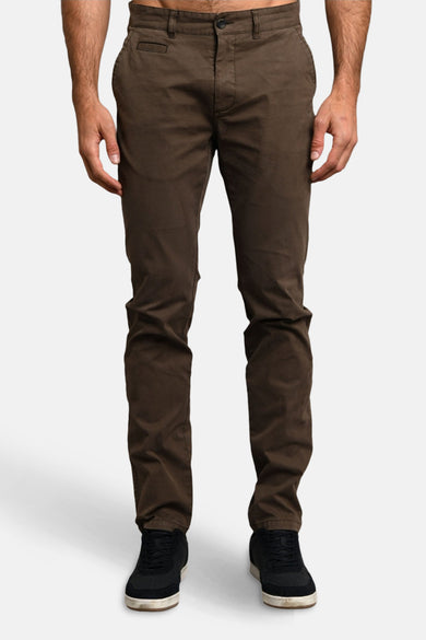 Pantalon marron de DELAHAYE, coupe ajustée, avec des chaussures de sport noires.