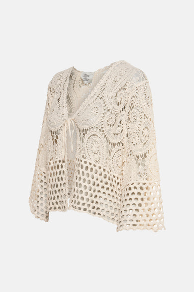 Beige gehaakte gilet van Terra di Siena, met ajourpatronen en striksluiting.