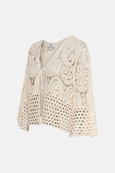 Beige gehaakte gilet van Terra di Siena, met ajourpatronen en striksluiting.